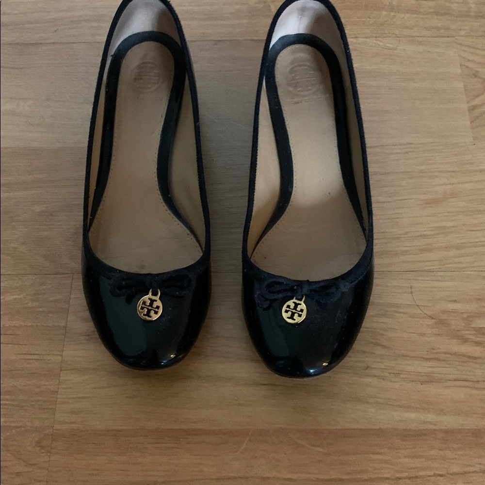 Tory Burch Chelsea block heel pumps bow detail gold logo charm women's size 7.5